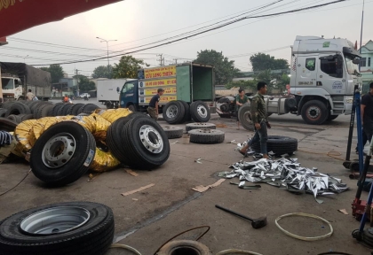 VÁ LỐP ( VÁ VỎ)  XE BEN LƯU ĐỘNG  , THAY LỐP XE CÔNG TRÌNH TẠI BÌNH DƯƠNG GIÁ RẺ