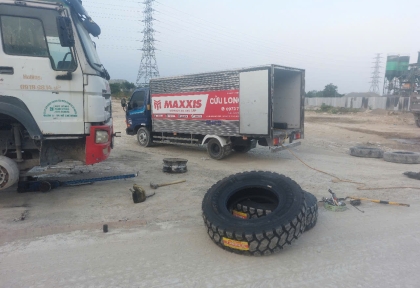 CỨU HỘ LỐP ( VÁ LỐP, THAY LỐP ) UY TÍN HOẠT ĐỘNG 24/24 - 0973.770.722 MR LONG