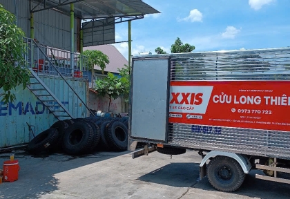 Lốp Xe Hư Ngay Trong Bãi Công Ty? Gọi Ngay Dịch Vụ Thay Lốp Tận Nơi Uy Tín
