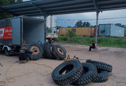 DỊCH VỤ VÁ LỐP XE Ô TÔ 24/7 TẠI DĨ AN