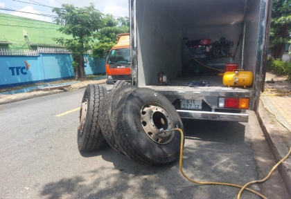 Dịch Vụ Vá Vỏ Xe Lưu Động KCN VSIP Bình Dương – Có Mặt Sau 15 Phút, Giá Rẻ Bất Ngờ!