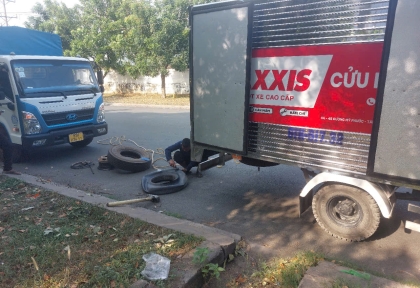 THAY LỐP XE Ô TÔ - VÁ  LỐP XE KHẨN CẤP GỌI NGAY 0973.770.722 MR LONG