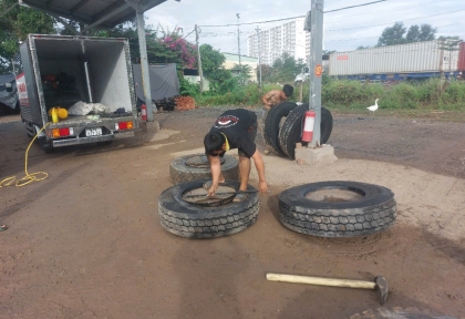 🏁Vá Vỏ Xe Lưu Động Giá Rẻ Nhất Khu Vực BÌNH DƯƠNG, ĐỒNG NAI, THỦ ĐỨC – Hỗ Trợ Mọi Loại Xe