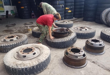 Lốp Xe Bị Cán Đinh: Dấu Hiệu Nhận Biết và Cách Xử Lý Nhanh Chóng