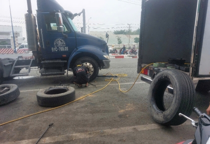 VÁ LỐP ( VÁ VỎ) XE LƯU ĐỘNG CHUYỆN NGHIỆP NHẤT TẠI BÌNH DƯƠNG