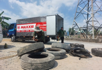 VÁ VỎ LƯU ĐỘNG ( CỨU HỘ LỐP )KHU VỰC PHÚ GIÁO  BÌNH DƯƠNG 24/24