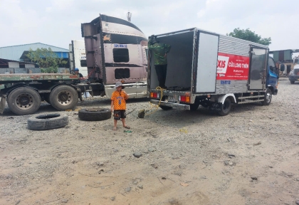 DỊCH VỤ VÁ VỎ LƯU ĐỘNG / THAY MỚI LỐP XE NHANH TẠI QUỐC LỘ 13 BÌNH DƯƠNG