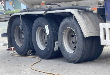 Vá vỏ xe Dĩ An tận nơi – Chỉ cần gọi, chúng tôi có mặt ngay!