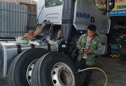 CỨU HỘ LỐP XE Ô DỌC ĐƯỜNG 24/7 - THAY LỐP CHO XE CONTAINER ( SƠ MI ROO - MOC ) - BÌNH DƯƠNG