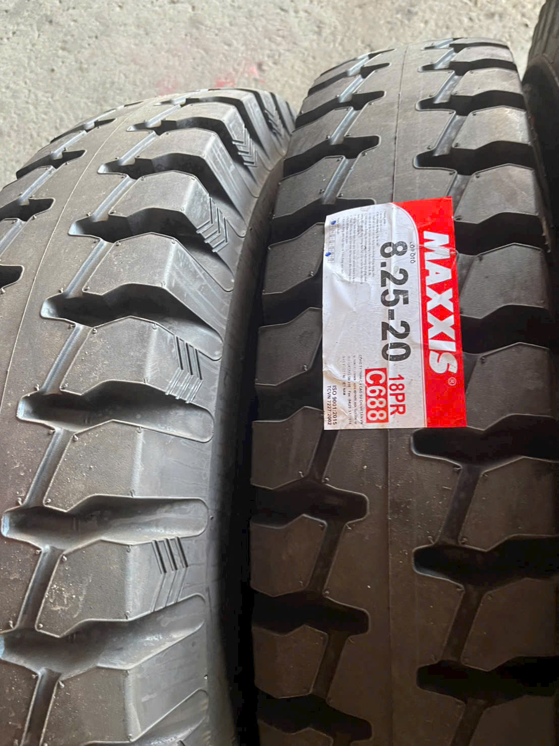 CỨU HỘ THAY LỐP XE TẠI ĐƯỜNG MỸ PHƯỚC TÂN VẠN 