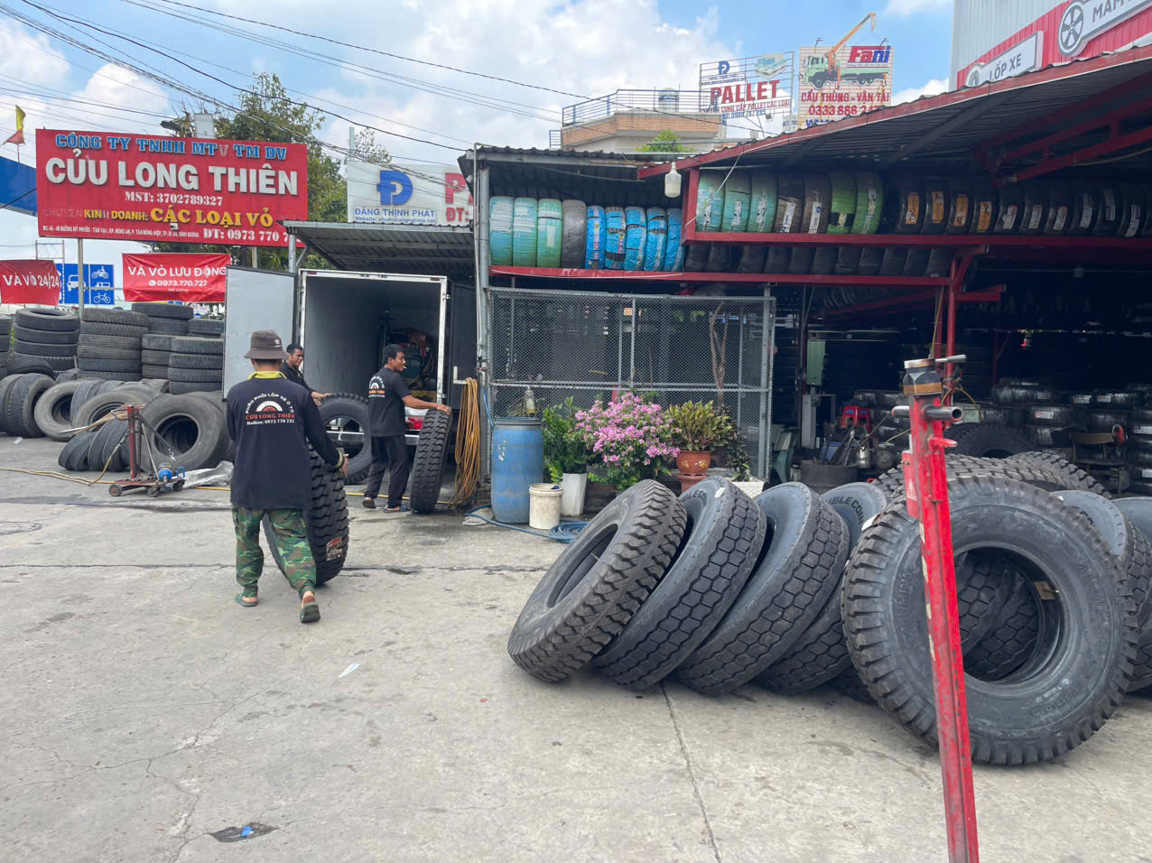 CỨU HỘ THAY LỐP XE TẠI ĐƯỜNG MỸ PHƯỚC TÂN VẠN 