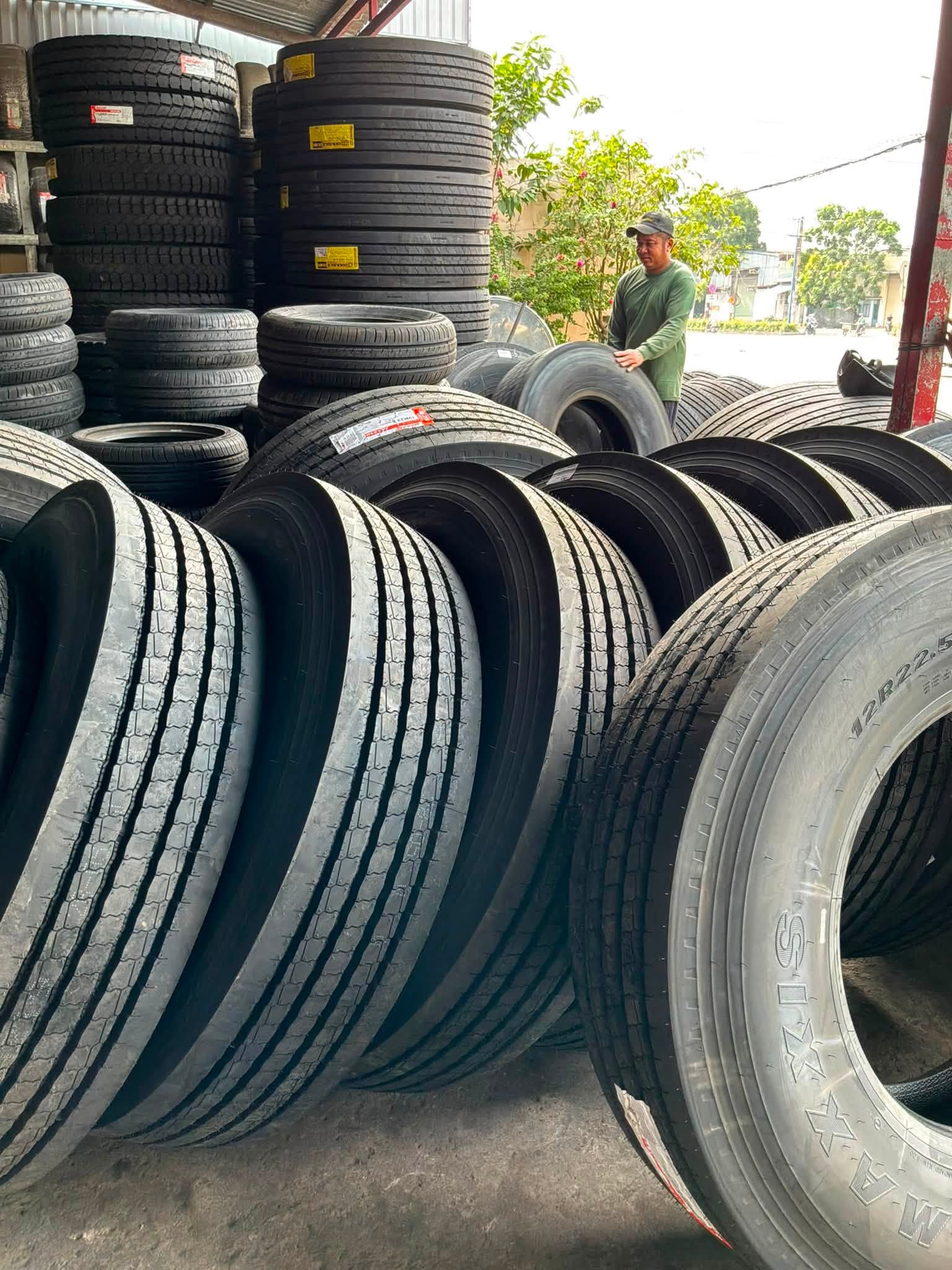 Thay Lốp Xe Ô Tô lưu động – giải pháp tiện lợi khi gặp sự cố