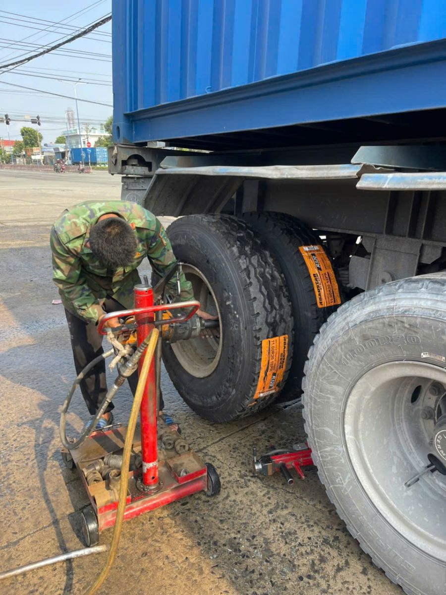 Gọi Thợ Vá Lốp Xe 24/7 Tận Nơi – Phục Vụ Toàn Bình Dương Và Các Tỉnh Lân Cận