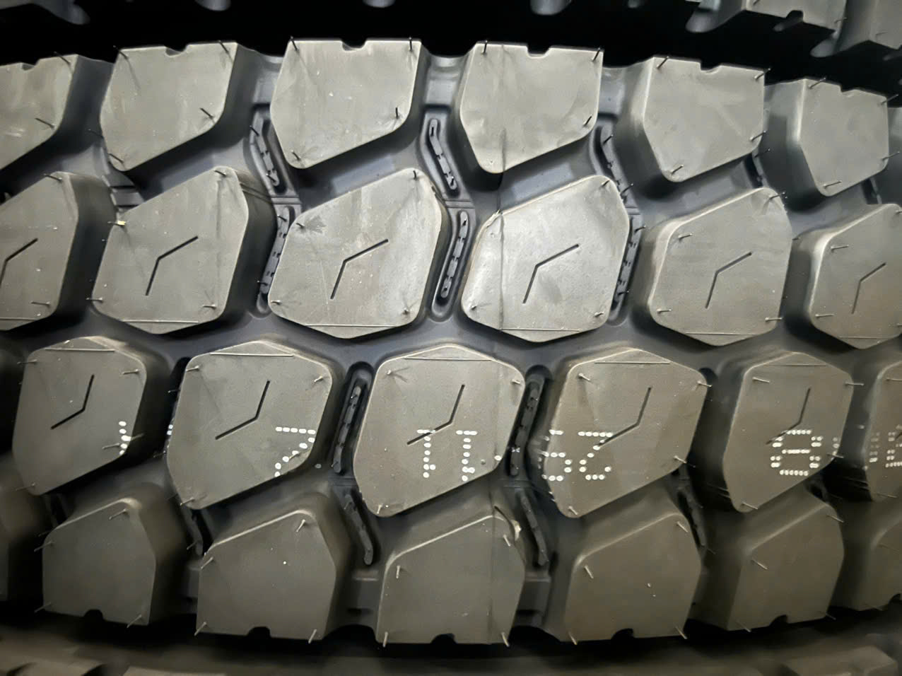 Địa chỉ cung cấp lốp xe container chính hãng – Hỗ trợ lắp đặt tận nơi