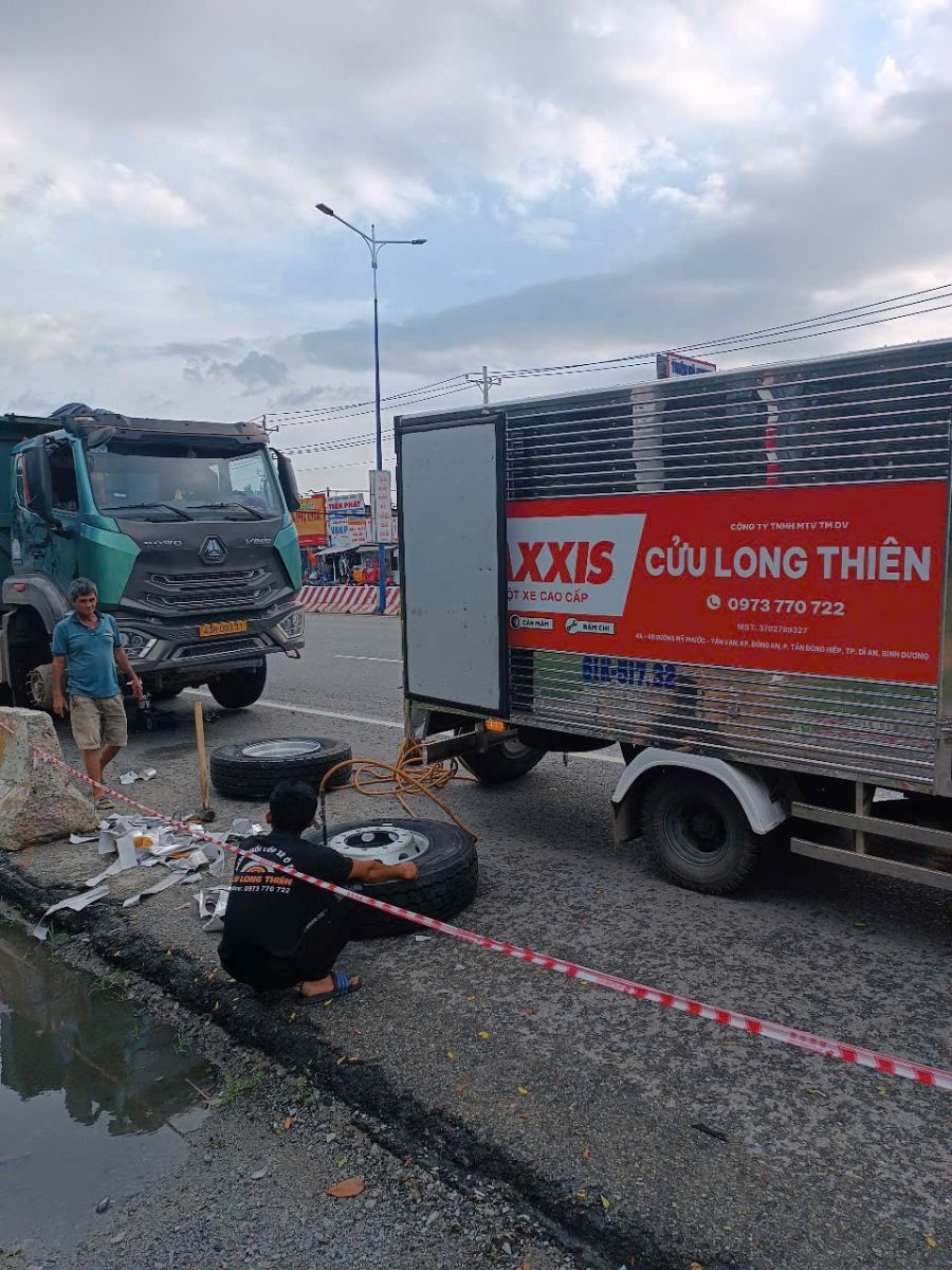 VÁ LỐP XE HƠI - THAY LỐP XE TẢI LƯU ĐỘNG 24/7 ĐẠI LỘ BÌNH DƯƠNG GIÁ RẺ
