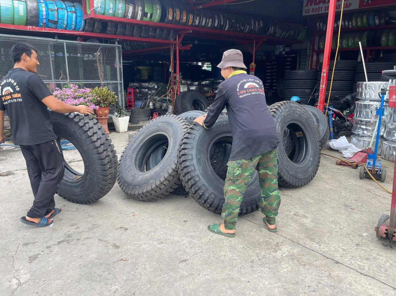 VÁ LỐP XE LƯU ĐỘNG - THAY LỐP XE LƯU ĐỘNG DĨ AN UY TÍN 0973.770.722 