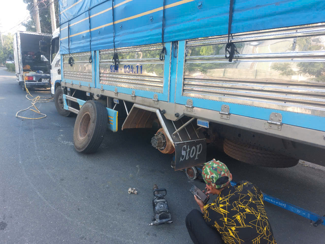 THAY LỐP XE Ô TÔ - VÁ  LỐP XE KHẨN CẤP GỌI NGAY 0973.770.722 MR LONG