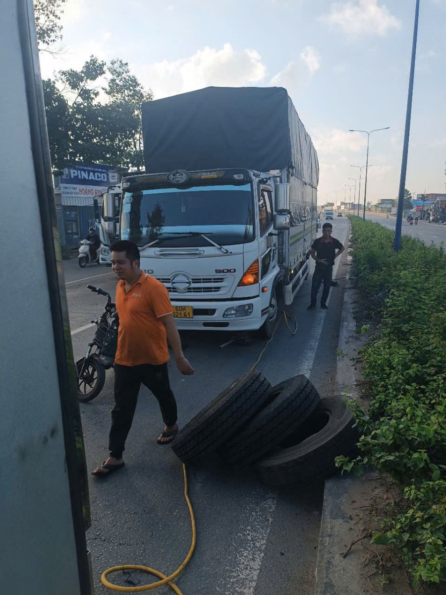 VÁ LỐP XE TẢI - THAY LỐP XE BEN - HIỆU DOUBLE COIN - GIÁ TỐT NHẤT TẠI BẾN CÁT BÌNH DƯƠNG