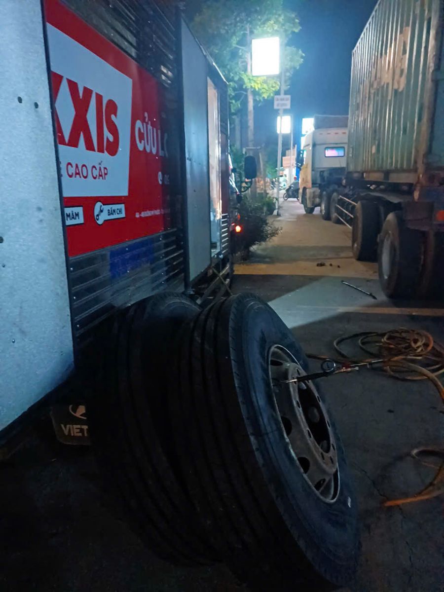 CỨU HỘ LỐP - THAY LỐP, THAY SĂM, THAY LAZANG  TRÊN MỌI TUYẾN ĐƯỜNG BÌNH DƯƠNG