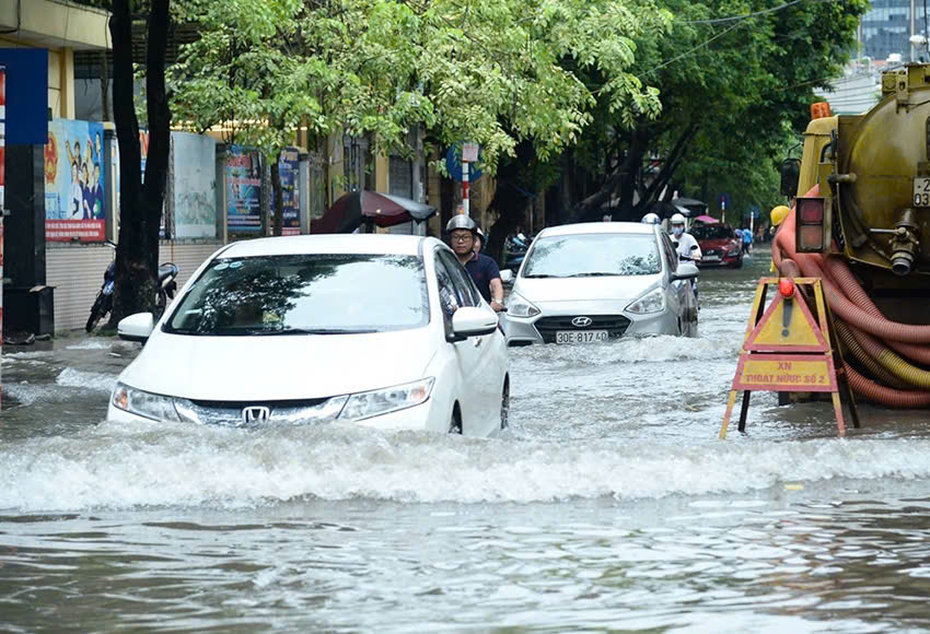 Đậu Xe Ô Tô Ngoài Đường Khi Trời Mưa: Cần Lưu Ý Gì?
