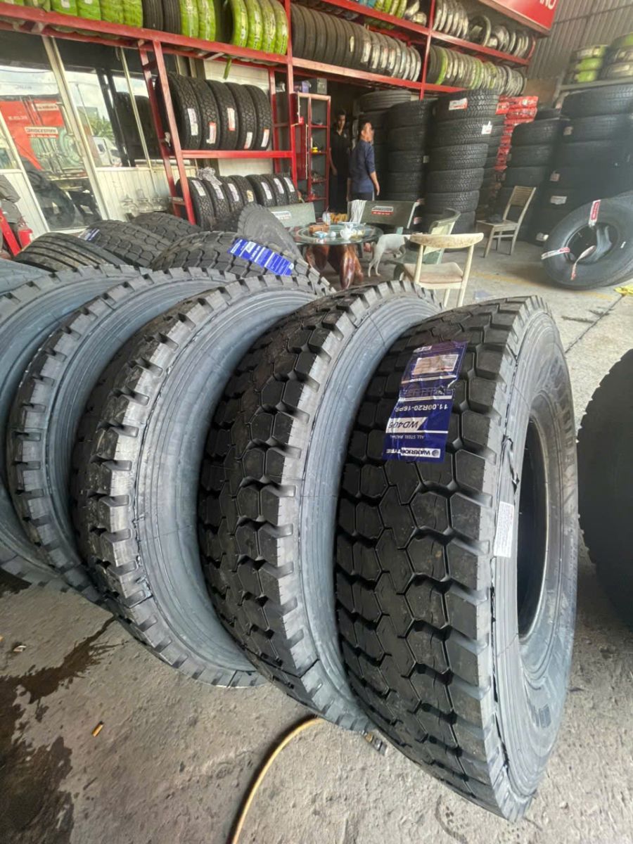 LỐP XE TẢI 1100R20/18 WD406 WARRIOR
