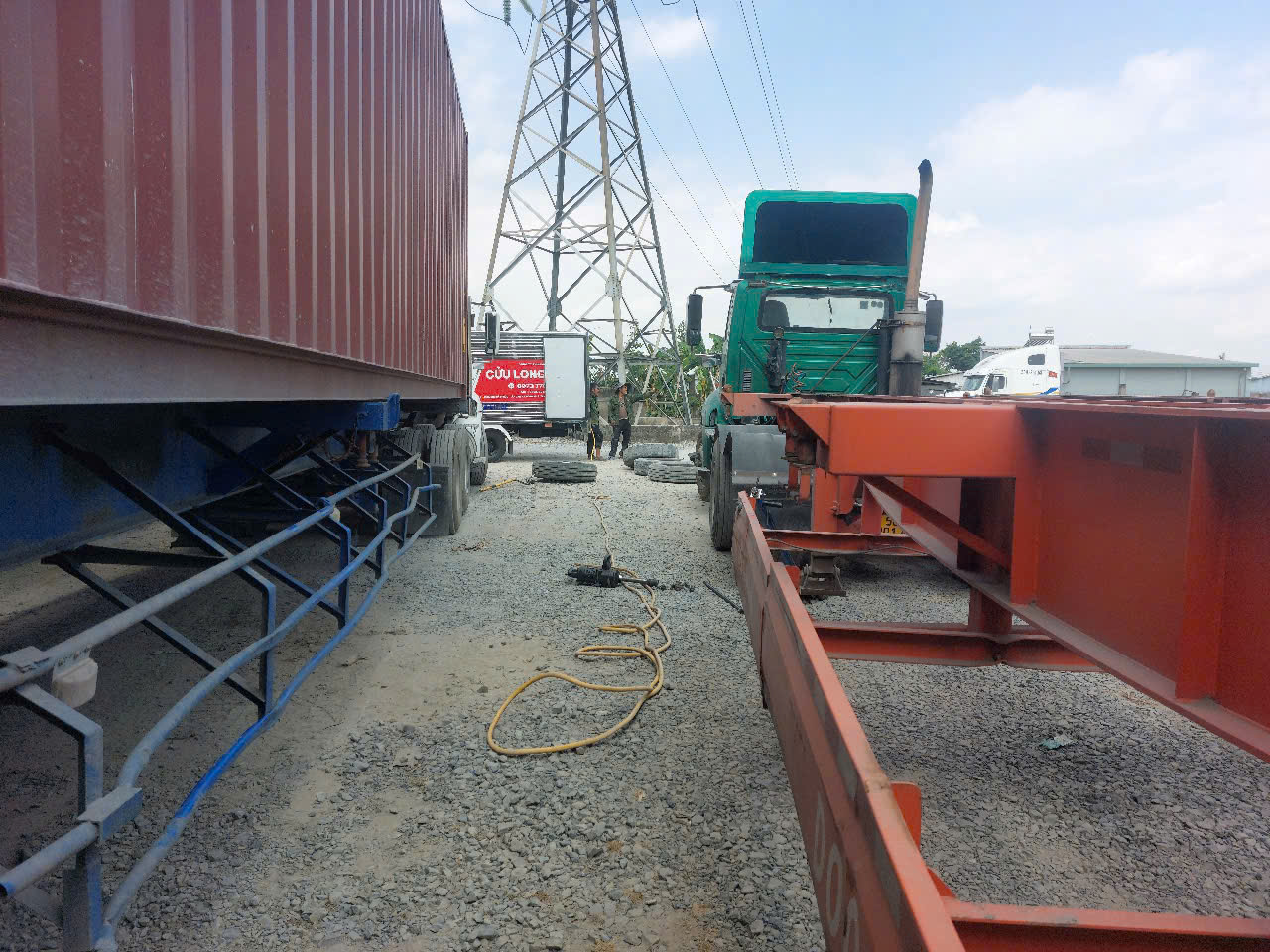 VÁ LỐP XE Ô TÔ LƯU ĐỘNG NHANH CHO XE CẨU CÔNG TRÌNH, XE BỒN, XE RÁC, XE NÂNG...... UY TÍN 24/7