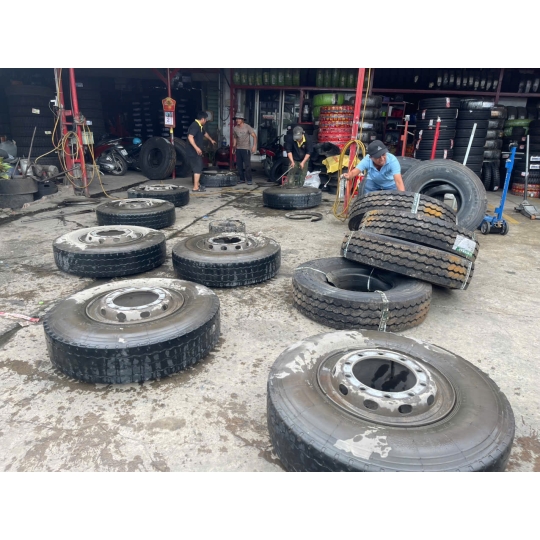 Lốp Xe Tải Cũ 12R22.5