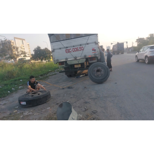 THAY LỐP XE LƯU ĐỘNG 24/24 TP. DĨ AN