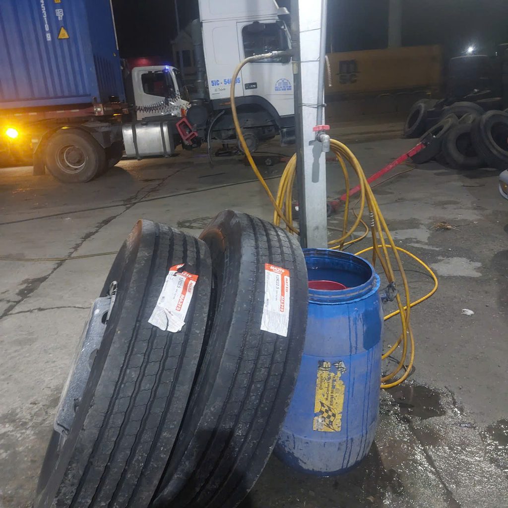Vá Vỏ Xe Tải Lưu Động Thuận An Bình Dương - Cứu Hộ Lốp 24/7 Giá Rẻ