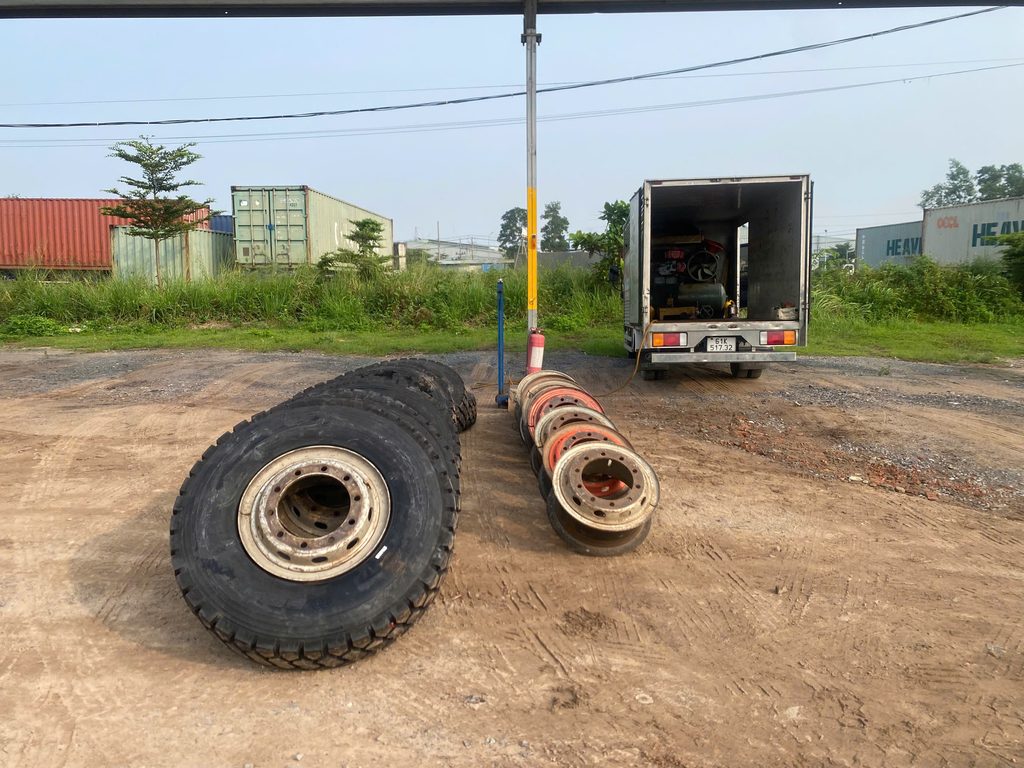 Lắp Ráp Lốp Xe Lưu Động Đồng Nai – Thay Lốp Xe Ben Tại Bãi Xe