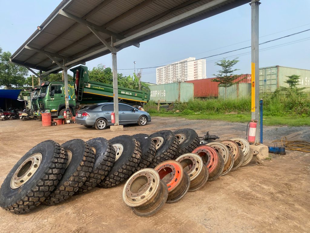 Lắp Ráp Lốp Xe Lưu Động Đồng Nai – Thay Lốp Xe Ben Tại Bãi Xe
