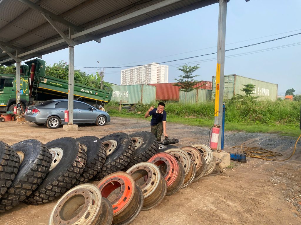 Lắp Ráp Lốp Xe Lưu Động Đồng Nai – Thay Lốp Xe Ben Tại Bãi Xe