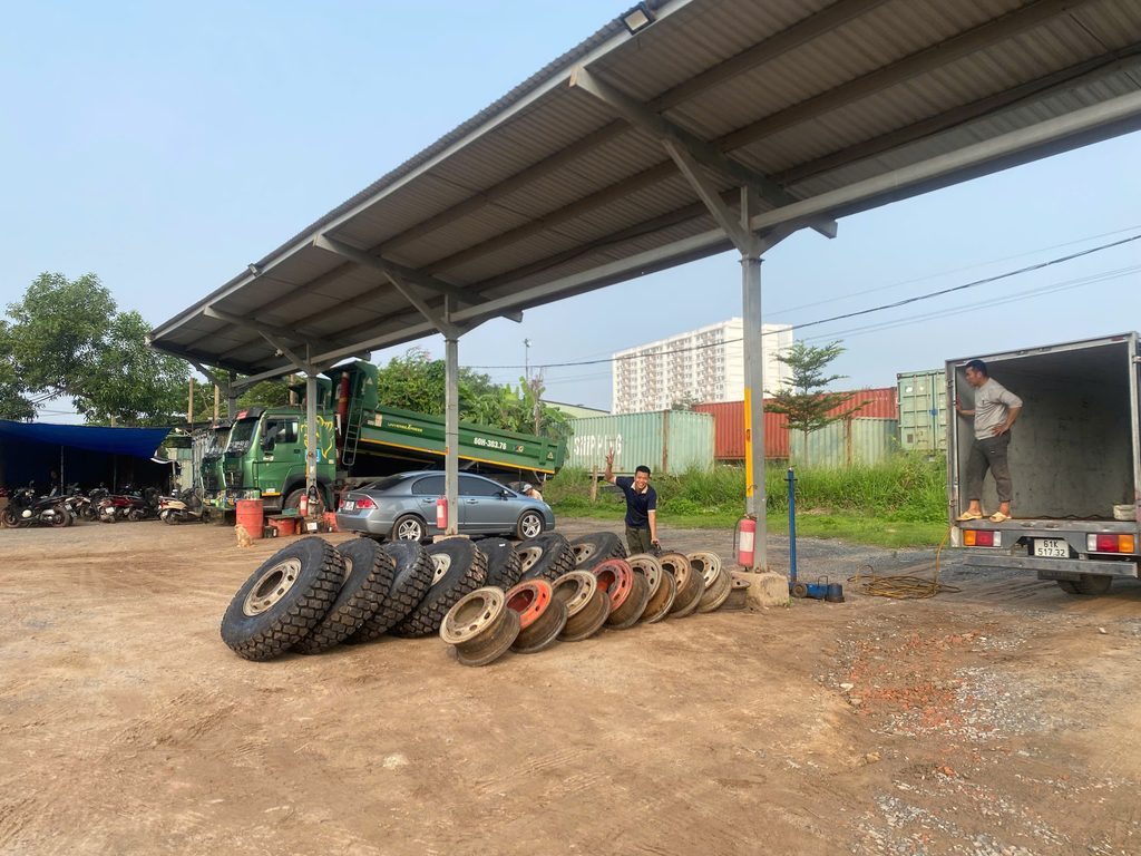 Lắp Ráp Lốp Xe Lưu Động Đồng Nai – Thay Lốp Xe Ben Tại Bãi Xe