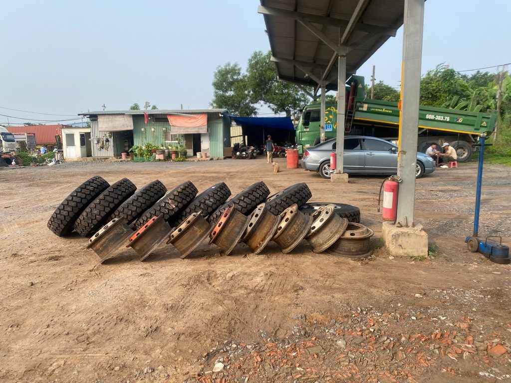 Lắp Ráp Lốp Xe Lưu Động Đồng Nai – Thay Lốp Xe Ben Tại Bãi Xe