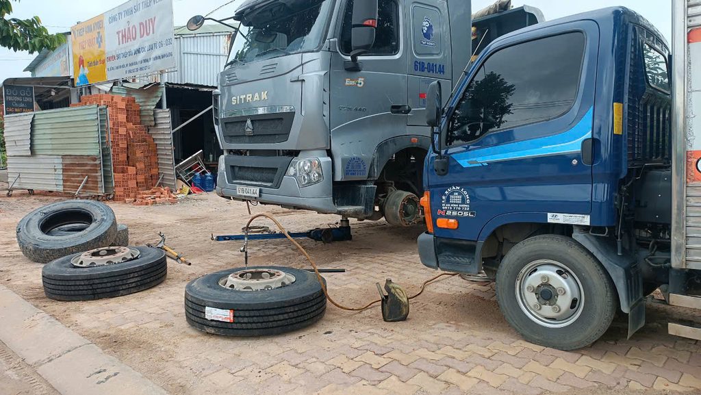 Lắp Ráp Lốp Xe Lưu Động Đồng Nai – Thay Lốp Xe Ben Tại Bãi Xe