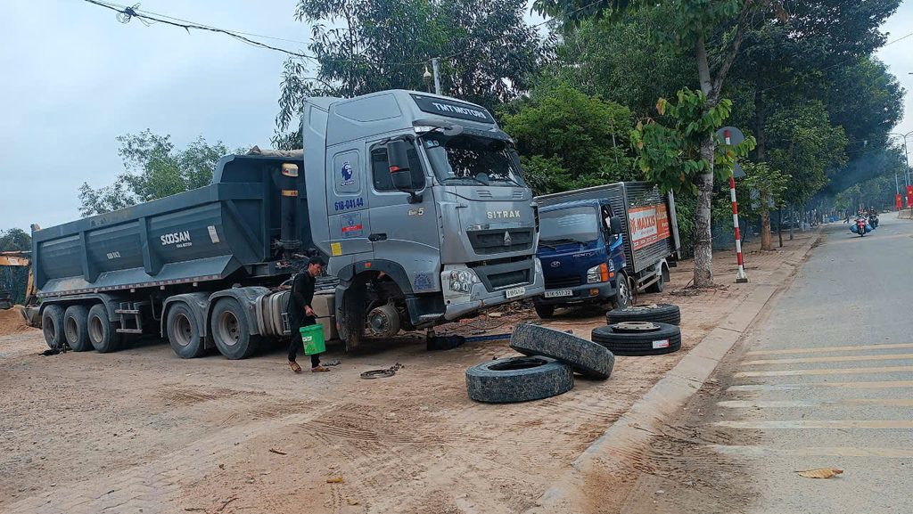 Lắp Ráp Lốp Xe Lưu Động Đồng Nai – Thay Lốp Xe Ben Tại Bãi Xe