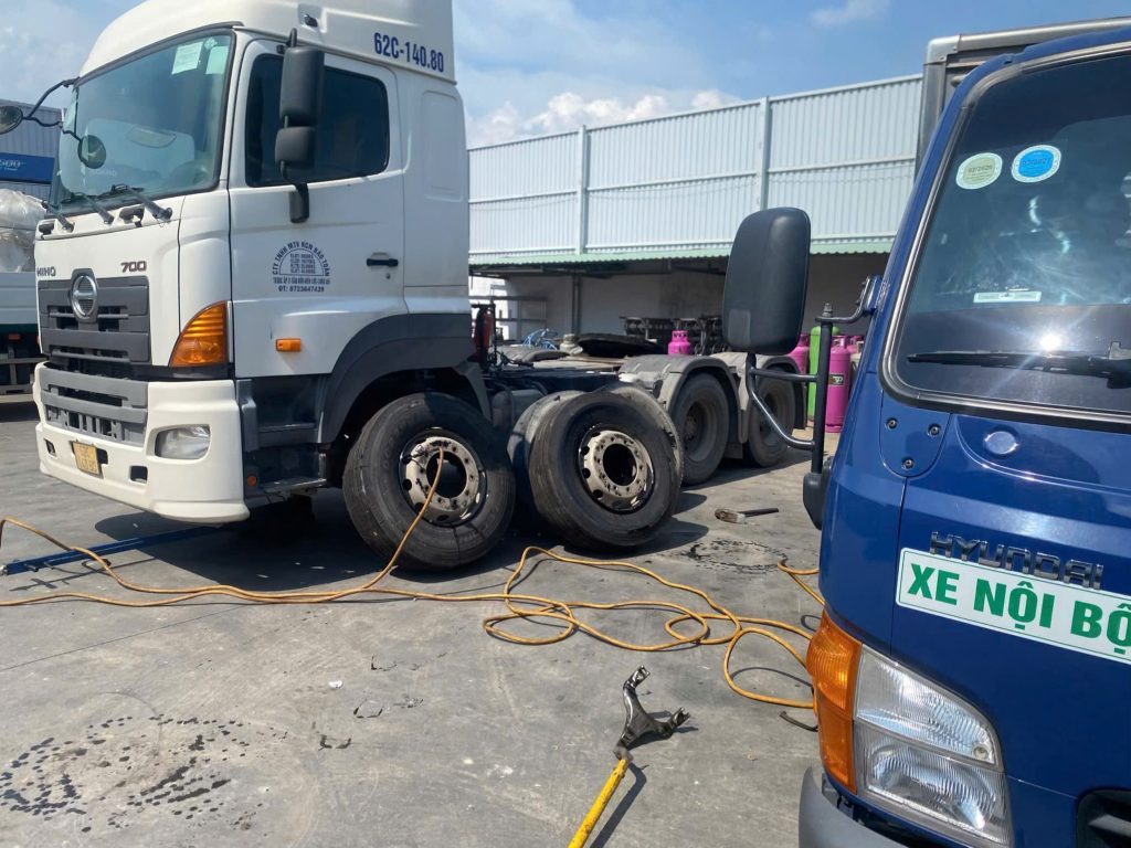 Khi Nào Cần Thay Lốp Xe Ô Tô? 5 Dấu Hiệu Tài Xế Phải Biết