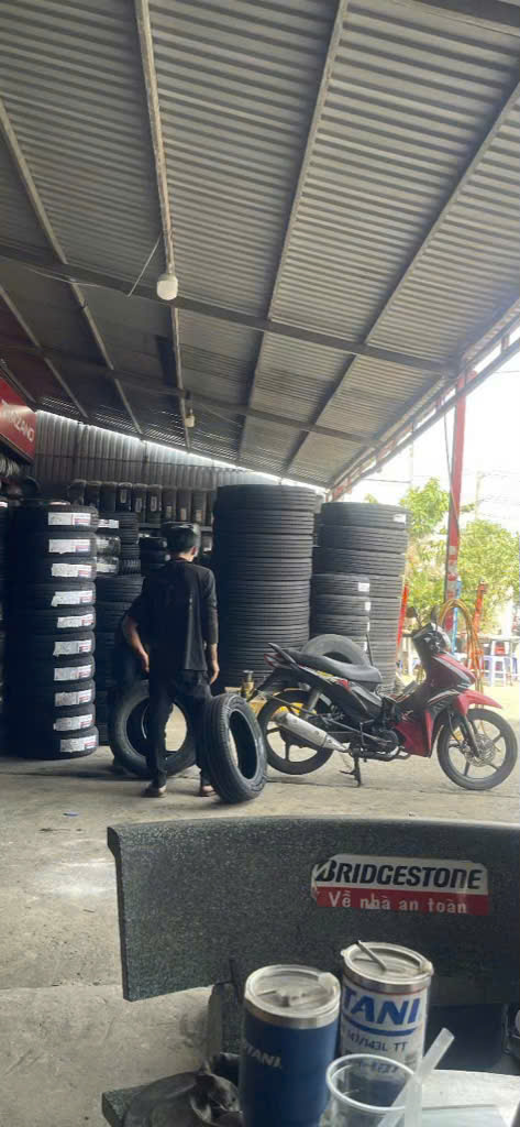 Dịch Vụ Vá Vỏ Xe Ô Tô Lưu Động Dĩ An 24/24