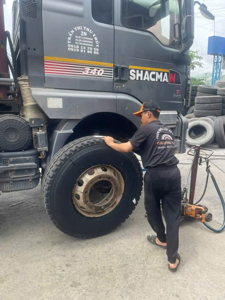 Thay Lốp Ô Tô Chính Hãng, Giá Tốt: Bí Quyết Giữ Vững Tay Lái An Toàn