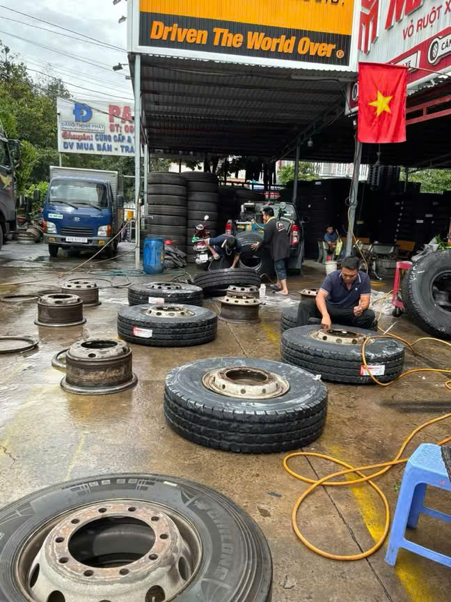 Khi Nào Cần Thay Lốp Xe Ô Tô? 5 Dấu Hiệu Tài Xế Phải Biết